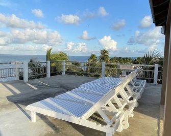 Caye Caulker Beach Hotel - Caye Caulker - Balcony