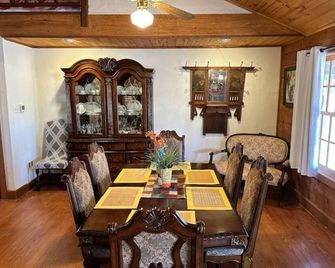 Rustic but elegant 4-bedroom farmhouse in Canton with WiFi and AC - Canton - Jídelna