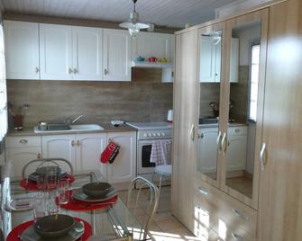 Detached cottage and outdoor space, Wifi, direct access to bicycle path - Le Château-d'Oléron - Cuisine