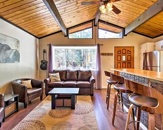 Cozy Cabin with Deck and Fireplace in Big Bear! - Big Bear - Living room