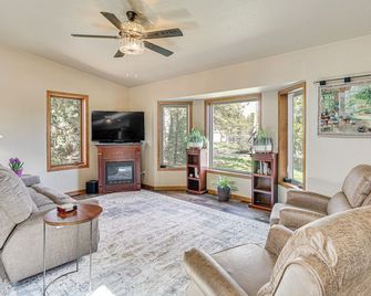 Scenic & Serene Rapid City Getaway on 1 1/2 Acres! - Rapid City - Living room