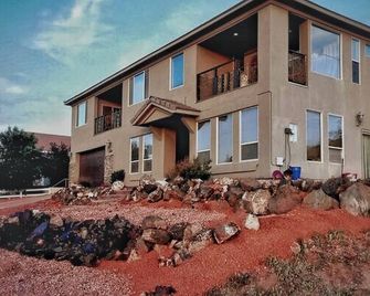 The Wyatt Private Bedroom: Plush Split-King Bed & Bath - Sleeps 2-Guest - Hurricane - Building