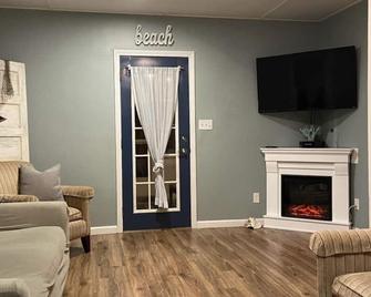 Cozy & Quaint-3 BR, AC, Grill -1 Block to Ocean, 6 Badges. minimum age 30. - Seaside Park - Living room