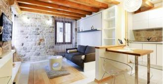 Apartment Capo Family & Capo Studio -Old Town-Parking - Trogir - Living room