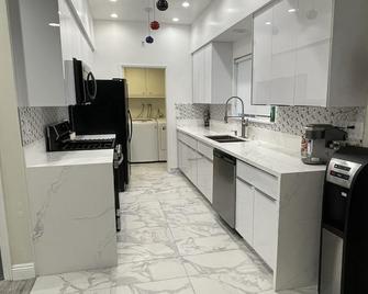 Poolside Getaway Vacation Home - Los Angeles - Kitchen