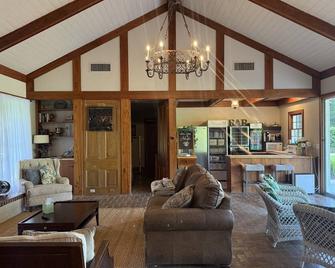 Exclusive gated Cottage on the Bayou - Franklin - Sala de estar