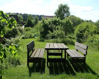 Vacation apartment with natural garden on the outskirts of the village. Nearest bathing area and forest edge 500m - Templin - Binnenhof