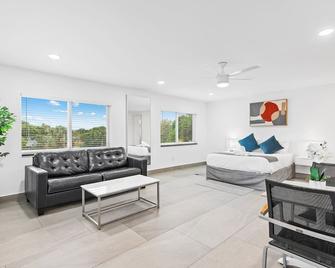 Unique Retreat - Unit C: Charming 2nd-Floor Escape - Deerfield Beach - Living room