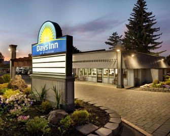 Days Inn by Wyndham Bend - Bend - Bygning