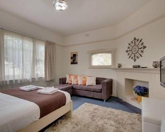 Amy Cottage - 3 bedroom/2 bathroom Centrally located for Shopping & Restaurants - Glenorchy - Bedroom