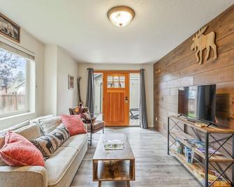 Downtown Sisters Suite - Hot Tub - Dog Friendly - Sisters - Living room
