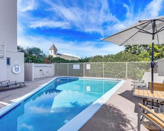 Kailua-Kona Condo with Balcony Walk to the Beach! - Kailua-Kona - Svømmebasseng