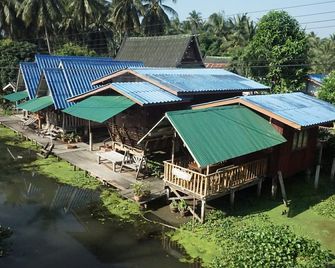 Baan Suanaomsuk - Pak Tho - Building