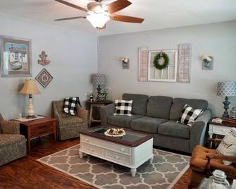 Chasen Summer! 1/2 Mile from Current River! - Van Buren - Living room