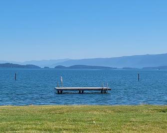 Lakeside Beach Like Condo - Polson - Вітальня