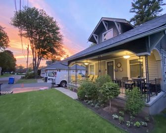 /Fire Place Bungalow\ 1917 Suny Eagle Hill 6beds 2baths - Albany - Building