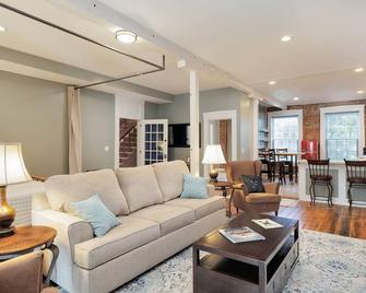 Wild Feline Retreat - Weston - Living room