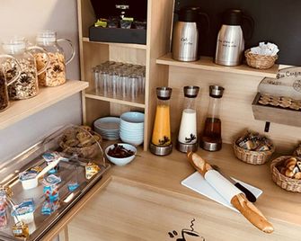 Kosy Appart'hotels Troyes City & Park - Troyes - Buffet