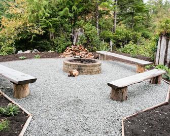 Contemporary harbour-view fishing lodge, steps from the dock & downtown Tofino - Tofino - Patio