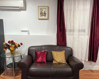 Elegant Bachelor in Bedford-Halifax - Bedford - Living room