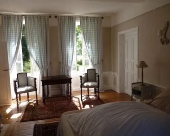 Le Petit Sully - באיואו - חדר שינה