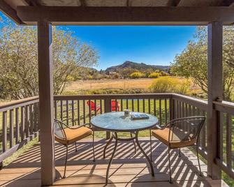 Cozy Cabin Retreat with Scenic Views cabin - Greer - Balcón