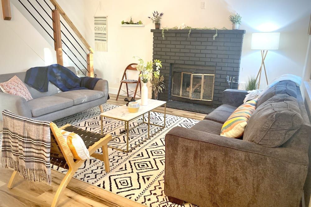Tranquil Chalet Retreat, Short Walk to Lake & Pool - جيم ثورب - غرفة معيشة