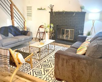 Tranquil Chalet Retreat, Short Walk to Lake & Pool - Jim Thorpe - Living room