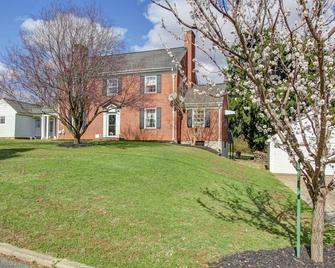 Home Sweet Home, Suite #2, Near Liberty - Lynchburg - Building