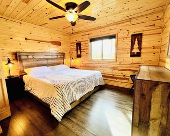 Pet-Friendly Lakeside Cabin with Kayaks and Canoe! - Stone Lake - Bedroom
