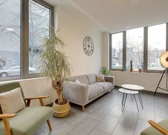 أول سويتس أبارت أوتل | بوردو سنتر جير - بوردو - غرفة معيشة