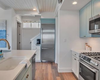 Outdoor Living Space, Resort Pools, Golf Cart Boardwalk to Beach - Port Aransas - Kitchen