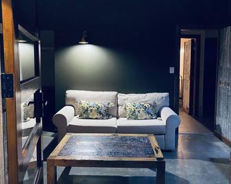 Tranquil & beautifully decorated new 1BR cottage central to Dunsborough - Busselton - Salon