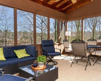 Perfect Summer get away! Charming 4 bedroom lake front home. - Seneca