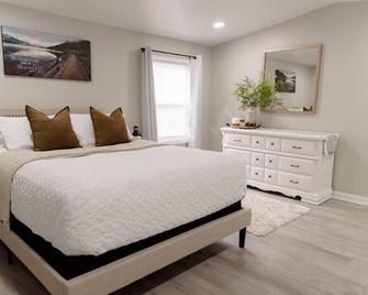 Country Outback Cozy Home W/Camp Fire Pit - Parkesburg - Bedroom