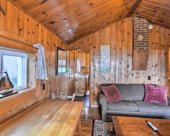 Lovely Lake Huron Getaway Beach Access and Kayaks! - Saint Ignace - Living room