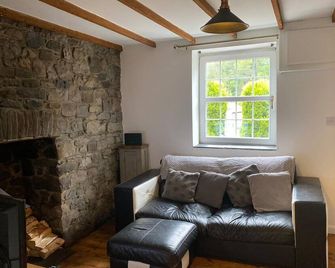 2-Bed Cottage in in Welsh Valley Nr Swansea - Swansea - Living room