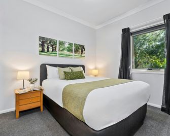 Emerald Inn by Travellers - Emerald - Bedroom