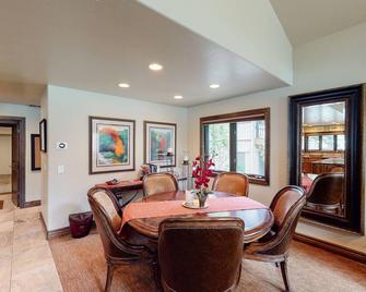Ski-in/ski-out chalet with fireplace, furnished deck, & alfresco dining - Ketchum - Dining room