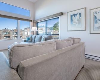 Beautiful Beach Condo on the Monterey Bay - Gorgeous Ocean Views - Watsonville - Living room