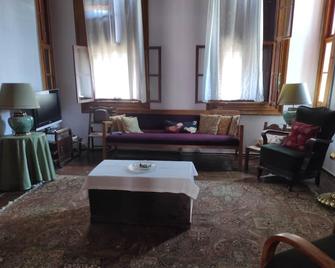 Bonjour Pension - Ayvalik - Living room