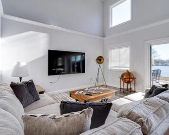 Deer Brook Lake House - Jamestown - Living room