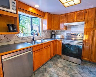 Large Group Cabin Retreat w/ Hot Tub & 7 Beds - Ucluelet - Kitchen