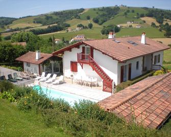 Traditional Basque house with a pool and a summer kitchen - Ainhoa - Budova