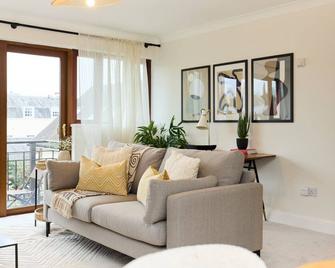 The Isleworth Place - Stunning 1bdr Flat With Balcony - Isleworth - Living room