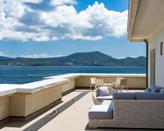 سيمون هوتل - فور دو فرانس - شرفة