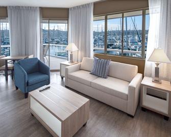 باي كلوب هوتل آند مارينا - سان دييغو - غرفة معيشة