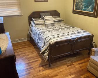 Lovely Beach Cottage With View Of you Channel, Park, & Lighthouse. - Muskegon - Bedroom