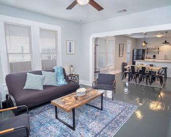 Wonderful 3 Br 2 Ba Near Downtown - San Antonio - Ruang tamu