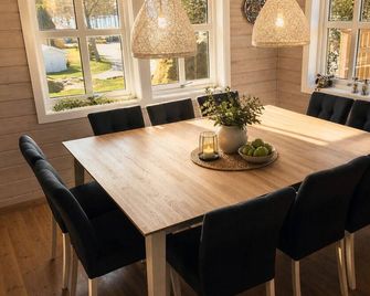 Beachside · Sea View · Underwater Restaurant 2km · Pizza Oven & Fireplace - Spangereid - Dining room